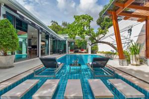 Kolam renang di atau dekat dengan Stylish 2-Villa Combination by Hi At Home