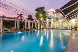 Kolam renang di atau dekat dengan Stylish 2-Villa Combination by Hi At Home
