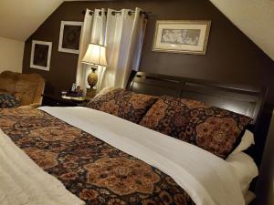 מיטה או מיטות בחדר ב-Blue Ridge Manor Bed and Breakfast