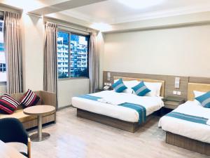 Ліжко або ліжка в номері SERENE Stays Hotel