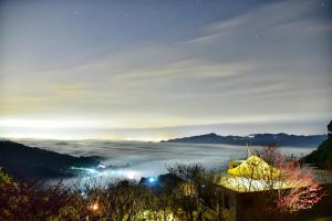 a view of a foggy valley in the mountains at night at Maple map B&B in Dahu