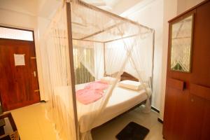 Postel nebo postele na pokoji v ubytování Peacock Beach Hotel Unawatuna