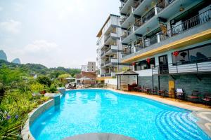 uma piscina em frente a um edifício em The Bamboo Leaf Yangshuo em Yangshuo