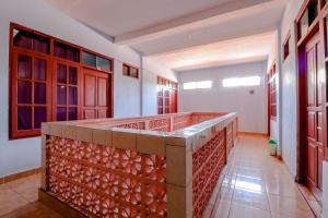 cocina con puertas rojas y encimera en una habitación en Hotel Kukup Indah, en Kemadang