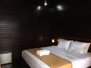 ein Bett mit einem weißen Handtuch darüber in der Unterkunft Linda Beach Hotel in Nusa Lembongan