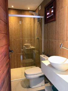 a bathroom with a toilet and a sink and a shower at Junduh Brasil Pousada e Restaurante in Icaraí