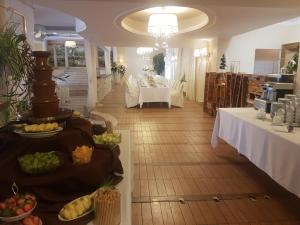 una habitación con una mesa con comida. en Pokoje Amore Residence, en Płock