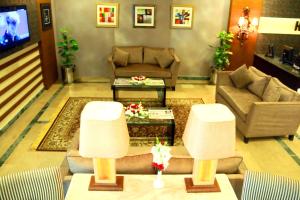 un soggiorno con divano e tavolo di Hotel One Abbottabad ad Abbottābād