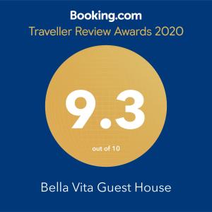 un círculo amarillo con el número nueve y los premios de revisión de textos en Bella Vita Guest House, en Corón