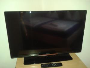 Televízia a/alebo spoločenská miestnosť v ubytovaní Apartman Nóra
