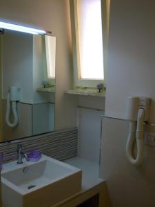 ガリポリにあるB&B Palazzo Belvedereのバスルーム(洗面台、鏡付)