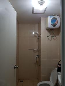 Ванная комната в Brand new and sweet @ apartemen parahyangan residence bandung