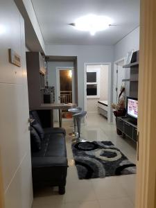 Зона вітальні в Brand new and sweet @ apartemen parahyangan residence bandung