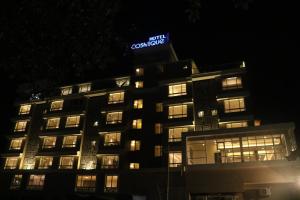 un hôtel avec un panneau en haut de celui-ci la nuit dans l'établissement Cosmique Clarks Inn Suites Goa, à Madgaon