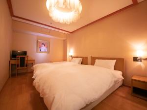 Postel nebo postele na pokoji v ubytování Iwakuni Kokusai Kanko Hotel