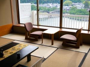 Posezení v ubytování Iwakuni Kokusai Kanko Hotel