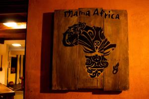 佛羅安那波里的住宿－Mama Africa Hostel，墙上一幅鸡画