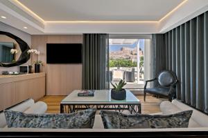TV a/nebo společenská místnost v ubytování Divani Palace Acropolis + 37 fotografií