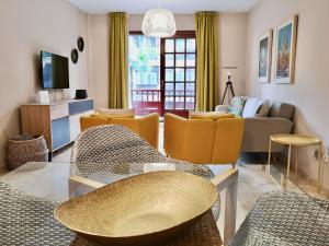 プエルト・デ・ラ・クルスにあるThe Cute Apartmentのリビングルーム(黄色の椅子、ソファ付)