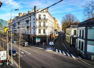 een lege straat in een stad met gebouwen bij Appart'Hotel Le Chateaucreux Centre ville,Gare in Saint-Étienne