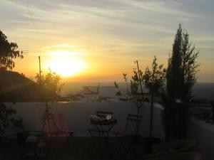 una puesta de sol en el techo de una casa con sillas en Santa Valentina, en Medina Sidonia