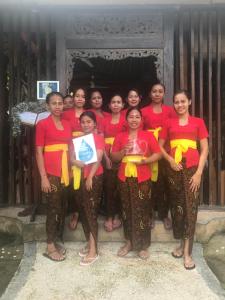 Un groupe de femmes portant des uniformes rouges et jaunes dans l'établissement Amed Harmony Bungalows And Villas, à Amed