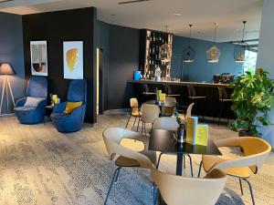 Ruang duduk di voco - Podgorica by IHG