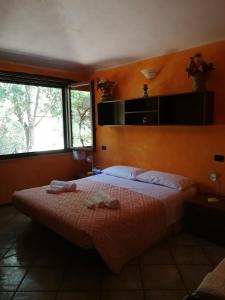 um quarto com uma cama com duas toalhas em Il Ginepro em Villaputzu