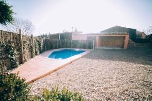 un patio trasero con piscina y valla en Casa con piscina privada en Gualta, CAN BLAY en Gualta