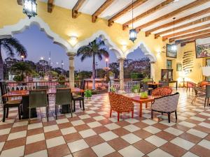 een terras met tafels en stoelen in een restaurant bij Hotel Hacienda Sánchez in Valladolid