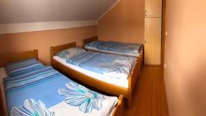 2 aparte bedden in een kleine kamer met: bij Apartmani Turalija in Kupres