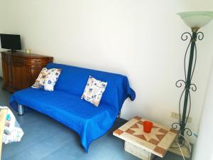 a blue couch in a living room with a table at Casa vacanze afrodite centro storico Otranto, Salento 6 posti in Otranto