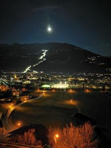 Blick auf einen Golfplatz bei Nacht mit dem Mond in der Unterkunft Ferienwohnung Brugger in Zellberg