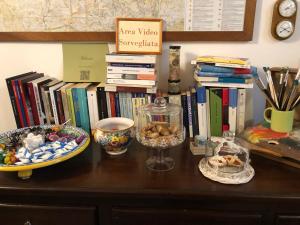 una mesa con libros y un tazón de comida. en B&B Casa Mila' en Pretoro