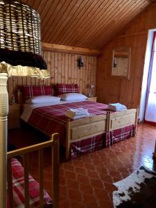 Prati di TivoにあるB&B Villa Olimpiaの木製の部屋にベッド2台が備わるベッドルーム1室