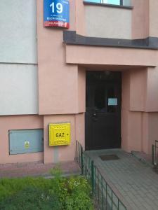 a yellow sign on the side of a building at Nasze Kamienice Apartament Rodzinny in Rzeszów