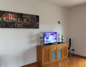 Μια τηλεόραση ή/και κέντρο ψυχαγωγίας στο Apartment Tessa met Dakterras en Zeezicht Airco Wifi en Zwembad