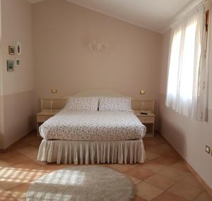 1 dormitorio con 1 cama, 2 ventanas y alfombra en Agri Rio, en Rio Salso Di Tavullia