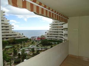 - un balcon avec vue sur l'océan et les bâtiments dans l'établissement APARTAMENTO EN BENALBEACH, à Benalmádena