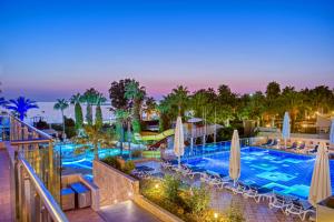 Sealife Buket Resort & Beach Hotel - Ultra All Inclusive内部或周边的泳池