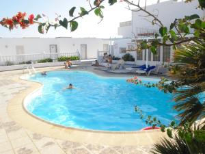 a person swimming in a swimming pool at Vv Apartamento Gran Vista Colony Club in Puerto del Carmen