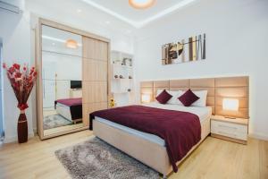Un pat sau paturi într-o cameră la Color Apartments Corneliu Coposu 1A street