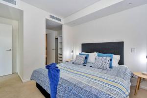 Krevet ili kreveti u jedinici u okviru objekta Darwin Waterfront Luxury Apartment