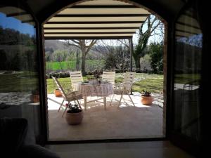 een patio met een tafel en stoelen in een kamer bij Casale Caldarette in Fermo