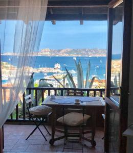 パラーウにあるHoliday House Palauの海の景色を望むバルコニー(テーブル付)