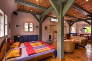 Un dormitorio con una cama grande con almohadas. en Ferienhof tom Diek en Jork