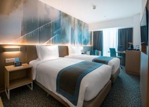 Giường trong phòng chung tại Holiday Inn Express Manila Newport City, an IHG Hotel