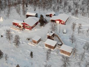 una vista aérea de una casa cubierta de nieve en Arctic Gourmet Cabin en Kiruna