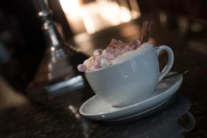 una taza de postre sentada en una mesa en The Portland, en Ashington