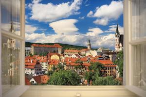 Nespecifikovaný výhled na destinaci Český Krumlov nebo výhled na město při pohledu z penzionu